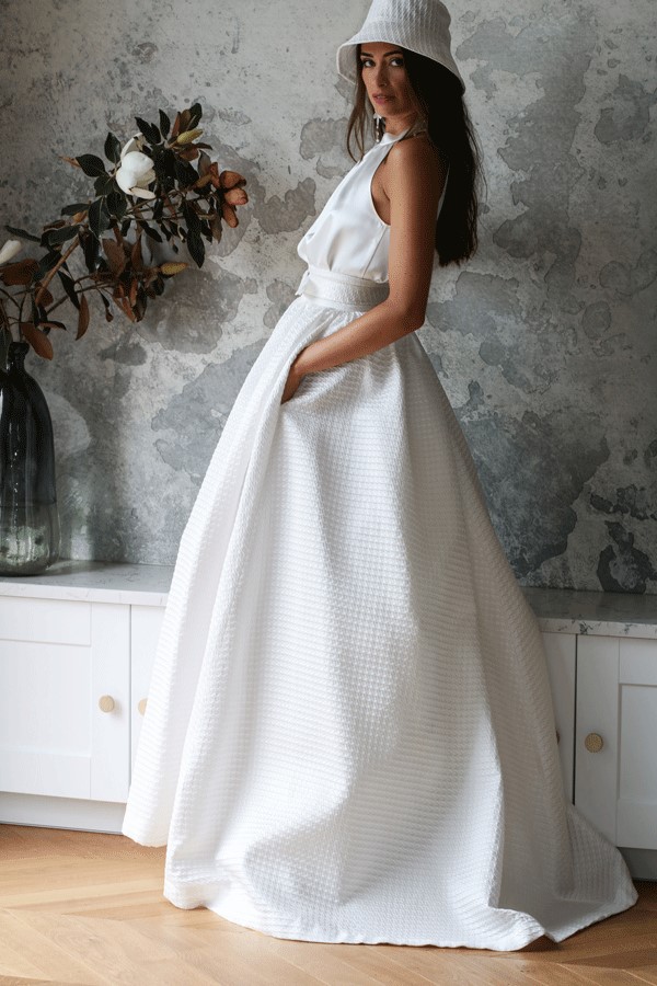 Artiste, robe de mariée, collection de couture 2023 de l’Atelier Manon Pascual, modèle en soie avec bob