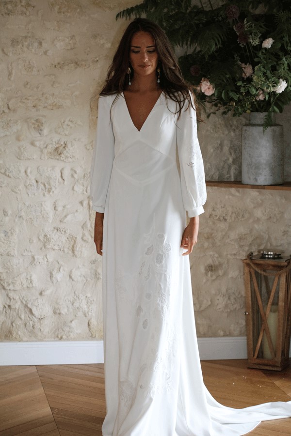 Paris. Manon Pascual, créatrice de robe de mariée sur mesure. Collection couture 2023. Atelier vers Bordeaux