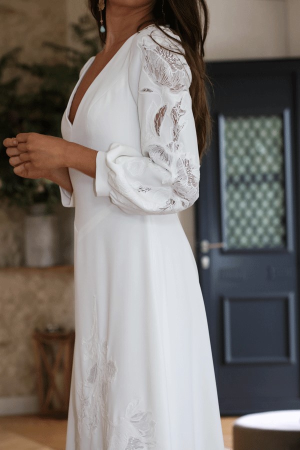 Paris. Manon Pascual, créatrice de robe de mariée sur mesure. Collection couture 2023. Atelier vers Bordeaux