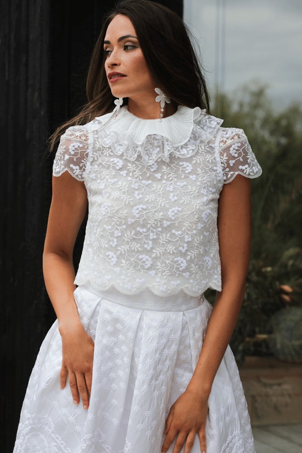 Plume, robe de mariée, collection de couture 2023 de l’Atelier Manon Pascual, modèle en soie avec bob
