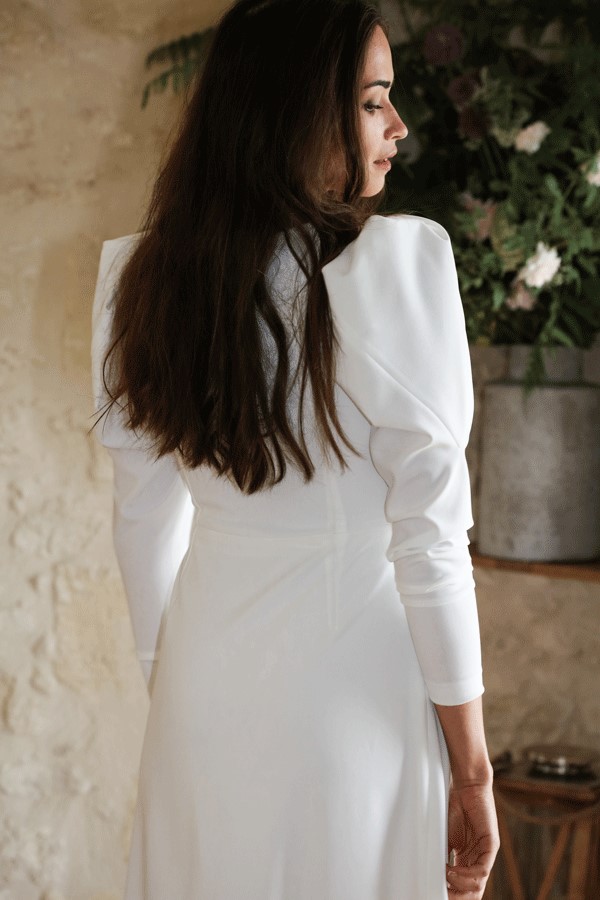 Vogue. Manon Pascual, créatrice de robe de mariée sur mesure. Collection couture 2023. Robe de mariée vue de dos