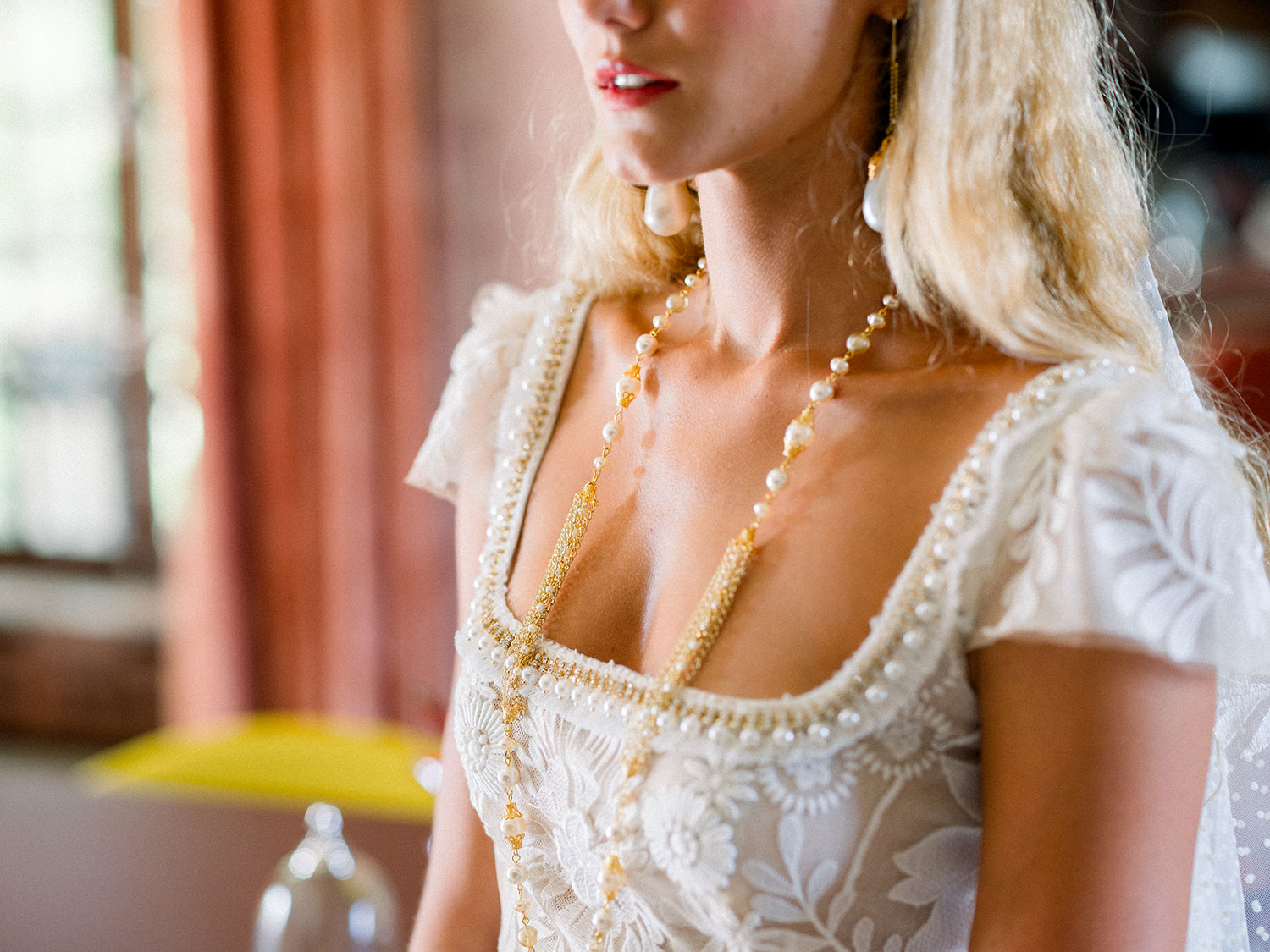Manon Pascual, créatrice robe de mariages et accessoires, Bordeaux, France. Modèle Augusta