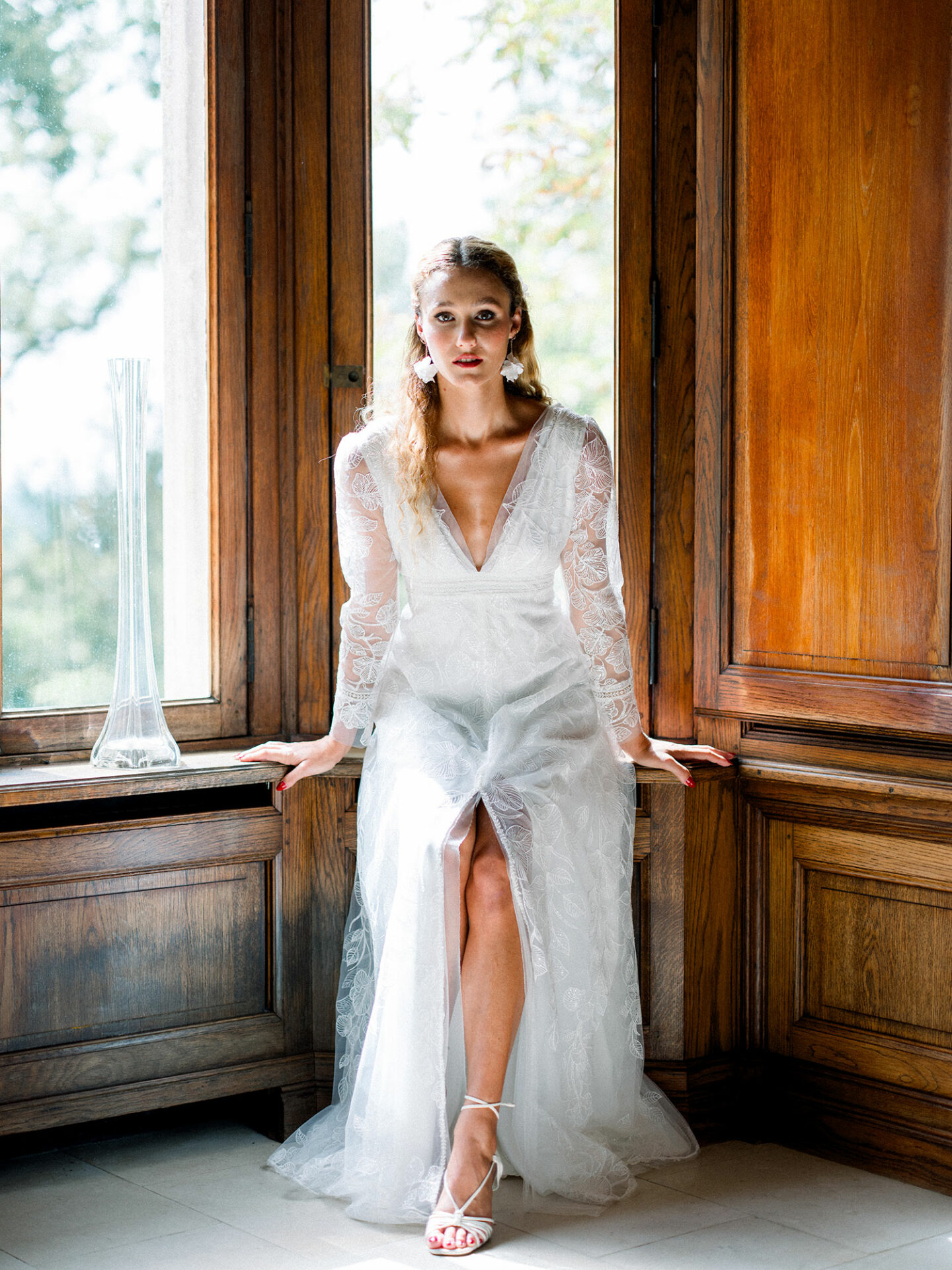 La robe de mariée Lavina en tulle brodé de petits sequins est à 2380 €. Taille haute et jupe ouverte sur le devant.