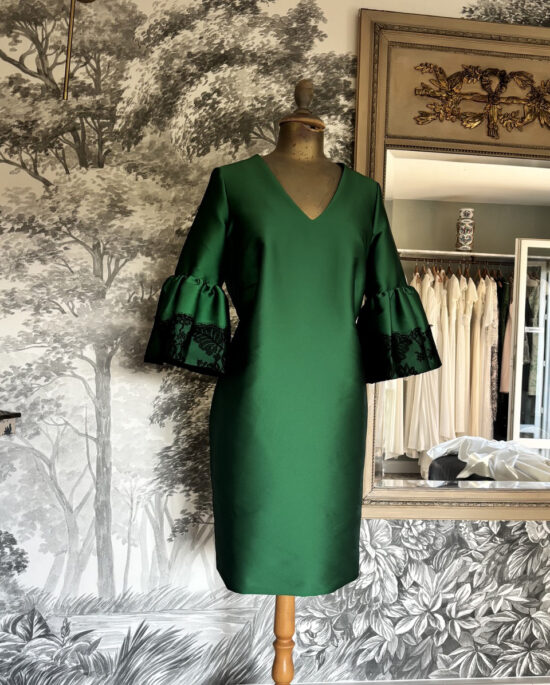 Robe de cocktail verte portée, confection sur mesure en atelier près de Bordeaux