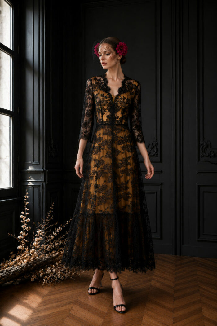Robe de soirée noire en dentelle semi-transparente, sur mesure par Manon Pascual