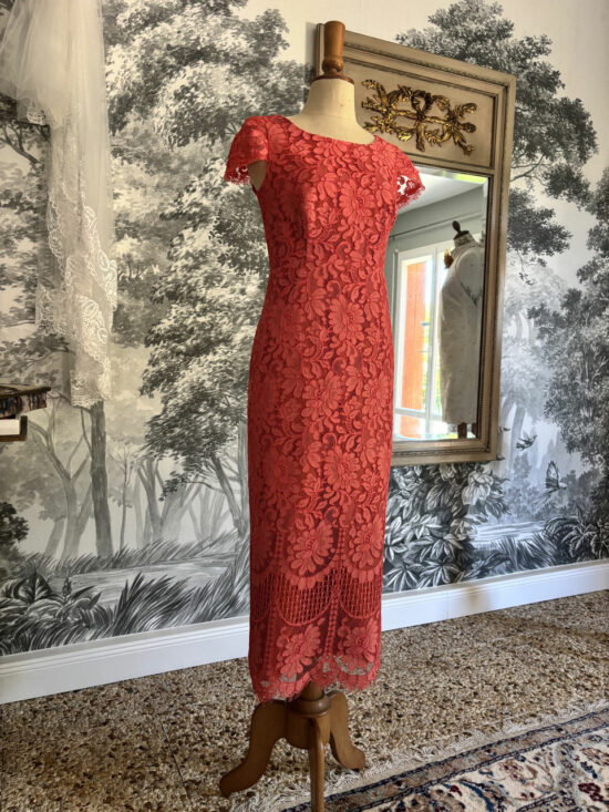 Robe de cérémonie rouge en dentelle, création sur mesure Manon Pascual à Bordeaux