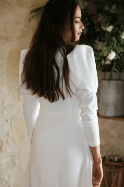 Vogue. Manon Pascual, créatrice de robe de mariée sur mesure. Collection couture 2023. Atelier en Nouvelle Aquitaine, région bordelaise